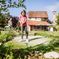 Eine Familie spielt Minigolf in Klosterreichenbach