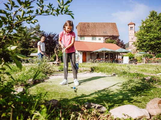 Eine Familie spielt Minigolf in Klosterreichenbach