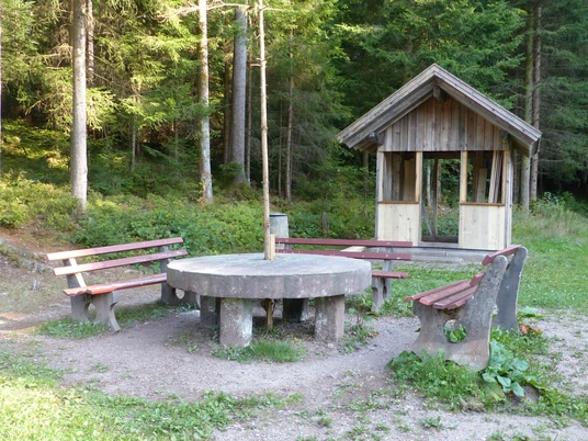 Sitzgruppe bei der Grillstelle am Schützenhaus Obertal