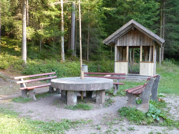 Sitzgruppe bei der Grillstelle am Schützenhaus Obertal