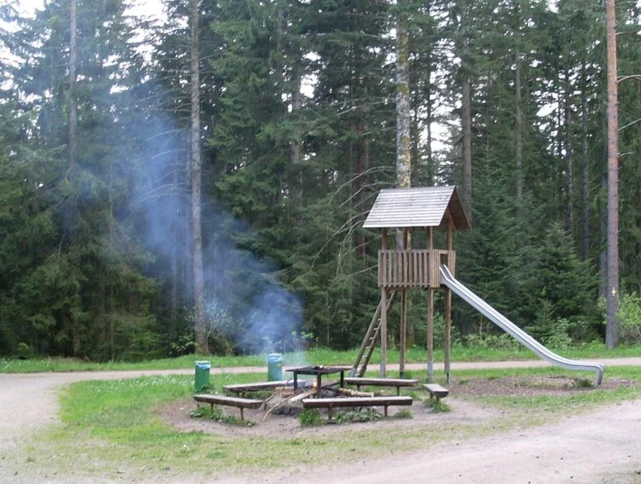 Der Spielplatz Hüttenteich mit Grillstelle
