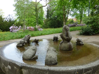 Der Froschbrunnen im Park Courbevoie