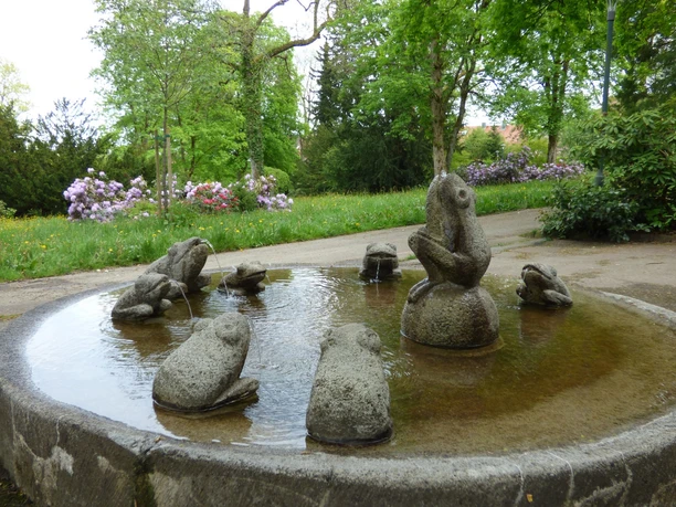 Der Froschbrunnen im Park Courbevoie