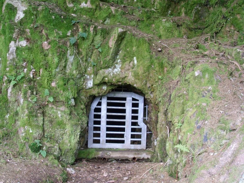 Der vergitterte Stolleneingang zur ehem. Grube Ferdinand