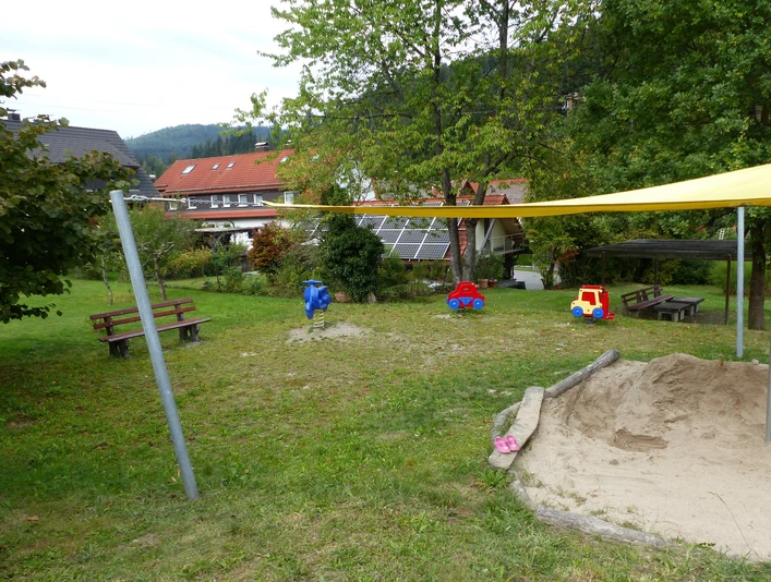 Tolle Sandburgen kann man auf dem Spielplatz in Huzenbach bauen.