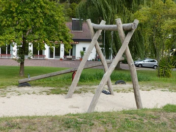 Schaukel und Rutsche auf dem Spielplatz in Huzenbach