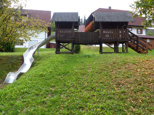 Rutsche auf dem Spielplatz in Huzenbach