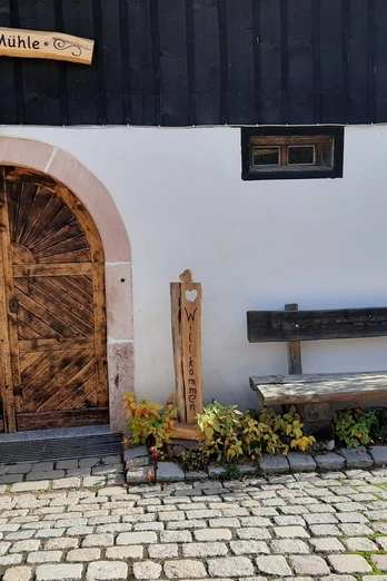 Eingang zur Vollmer´s Mühle mit Sitzbank und herzlich Willkommen