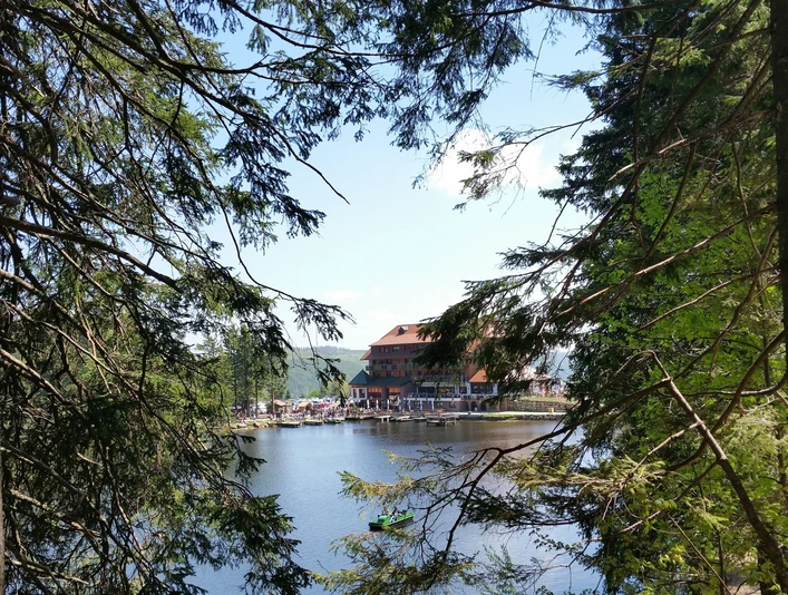 Sagenumwobener Mummelsee - Blick zum Hotel und See durch Bäume