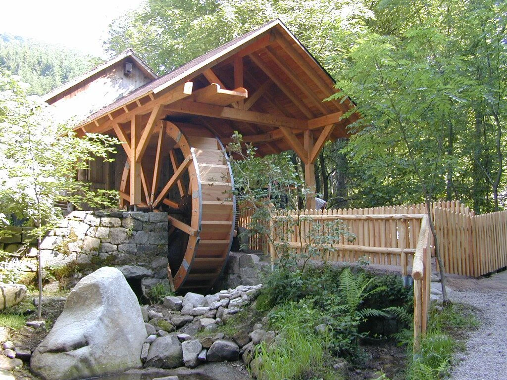 Die Deckerhof-Mühle mit Wasserrad in Hinterseebach