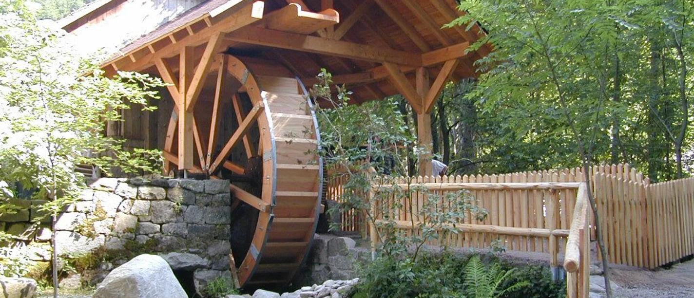 Die Deckerhof-Mühle mit Wasserrad in Hinterseebach