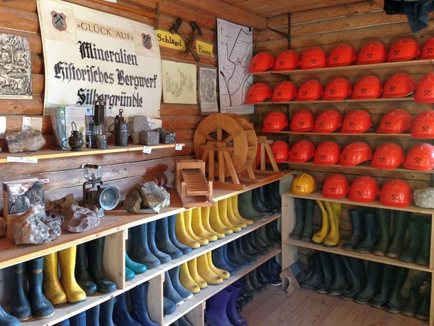 Die Stollenhütte des Erzbergwerk Silbergründle mit Fundstücken, Arbeitsgeräten, Gummistiefeln und Helmen