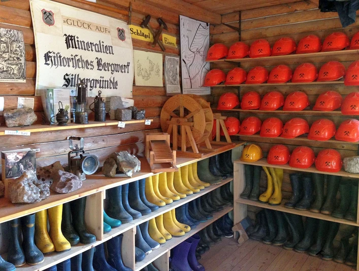 Die Stollenhütte des Erzbergwerk Silbergründle mit Fundstücken, Arbeitsgeräten, Gummistiefeln und Helmen