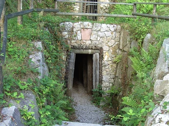 Schön gestaltete Stolleneingänge des Erzbergwerk Silbergründle in Seebach