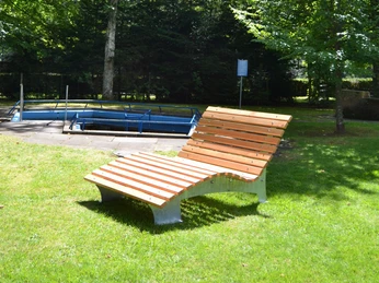 neue Wellnessbänke bei der Wassertretanlage auf der Kienberg-Liegewiese