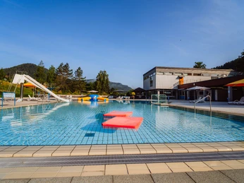 Hauptbecken mit Rutsche