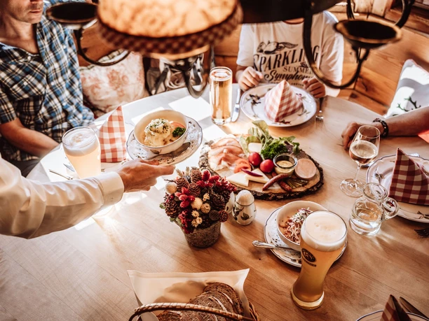 Vesper in der Wanderhütte Sattelei in Mitteltal