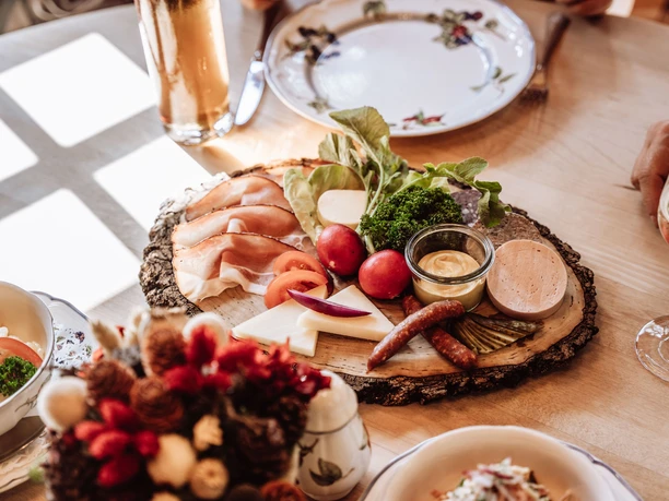 Vesper in der Wanderhütte Sattelei in Mitteltal