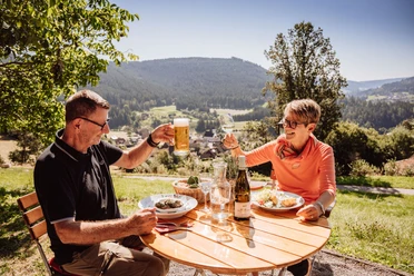 Ein Paar sitzt auf der Terrasse