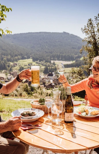 Ein Paar sitzt auf der Terrasse