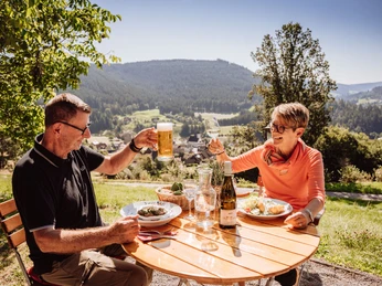 Ein Paar sitzt auf der Terrasse