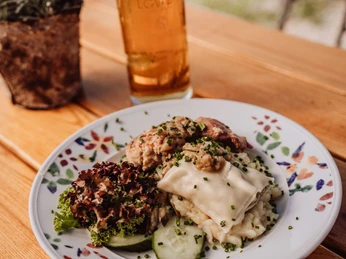 Maultaschen und Kartoffelsalat in Sackmanns Panoramahütte