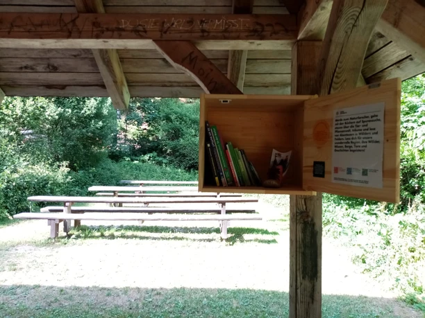 Bücherkiste im Holzpavillon an der Grillstelle Sankenbachsee