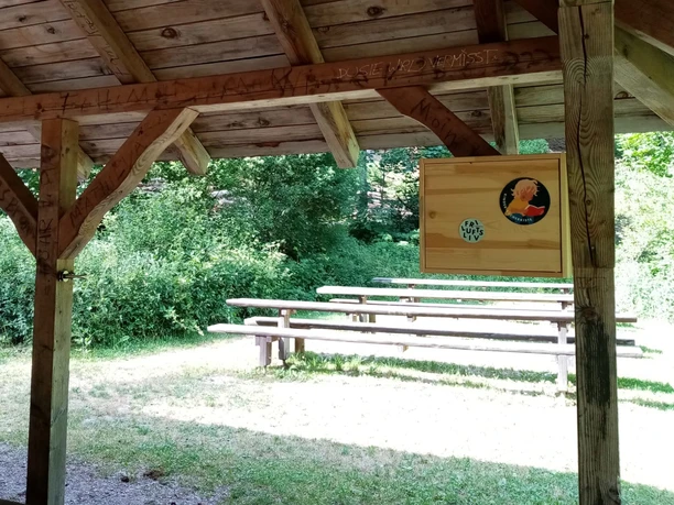 Bücherkiste im Holzpavillon an der Grillstelle Sankenbachsee