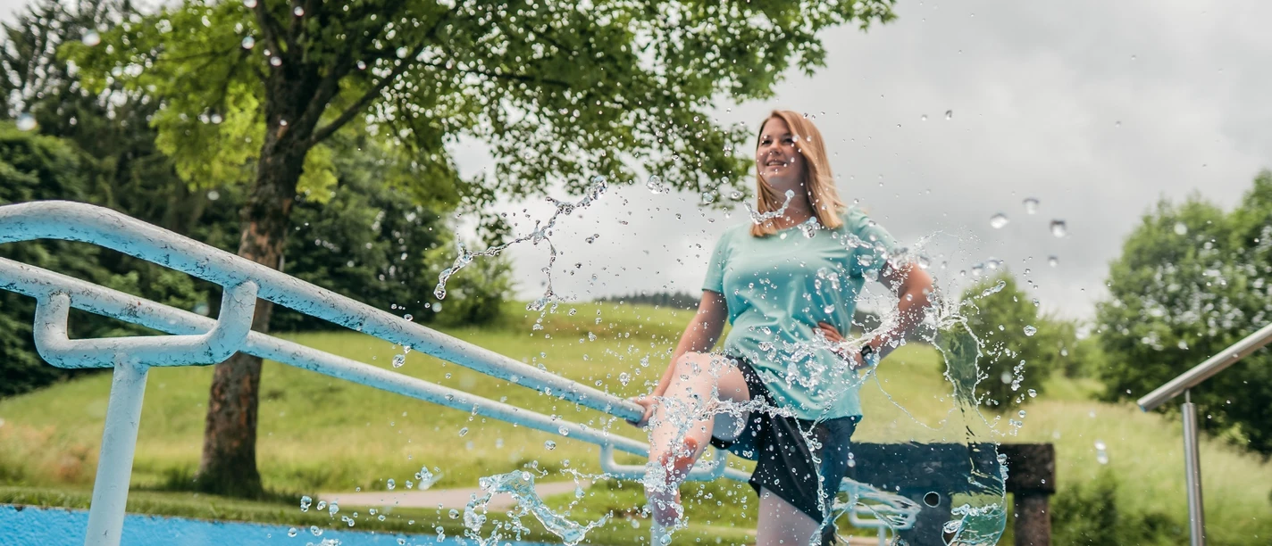 Eine Frau steht in einem Kneipp-Becken in Baiersbronn
