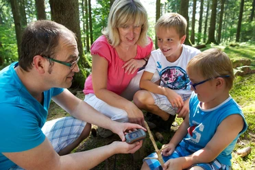 Familie auf Schatzsuche