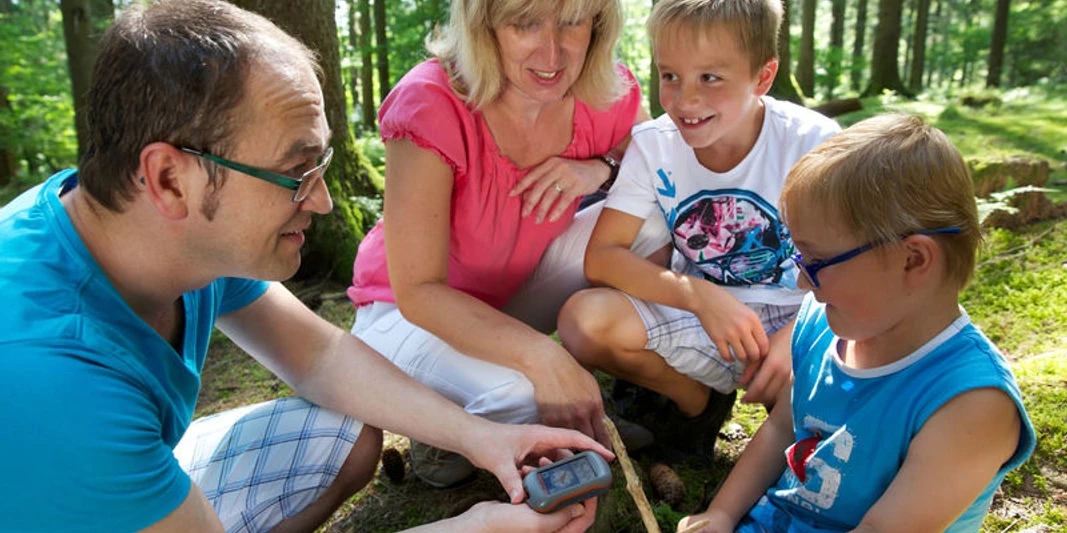 Familie auf Schatzsuche