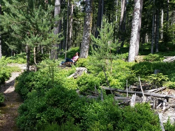 Entspannen auf der Wohlfühlbank im Baldenhofer Graben