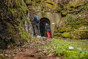 Zwei Personen stehen vor der Grube Sophia in Friedrichstal