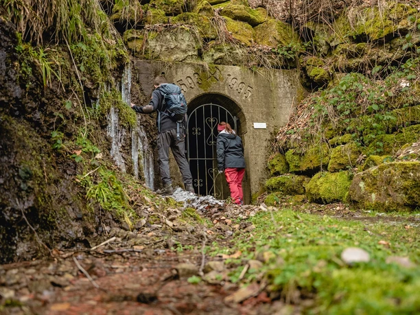 Zwei Personen stehen vor der Grube Sophia in Friedrichstal