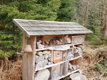 Insektenhotel an der Blumenwiese