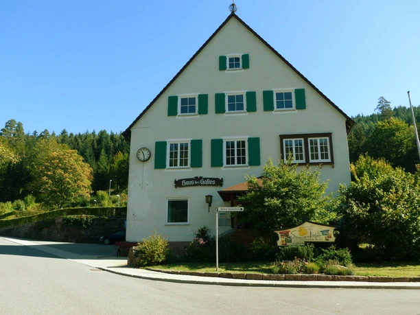 Außenansicht des Haus des Gastes in Tonbach