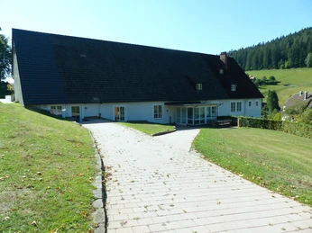 Außenansicht des Haus des Gastes in Tonbach