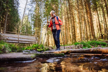 Eine Frau wandert im Sankenbachtal