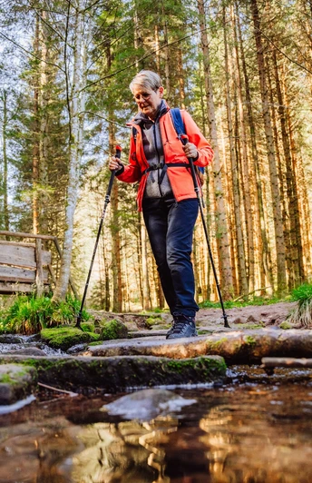 Eine Frau wandert im Sankenbachtal
