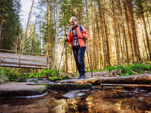 Eine Frau wandert im Sankenbachtal