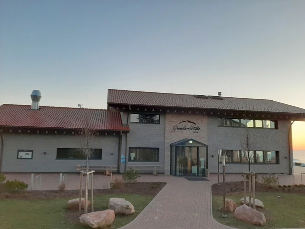 Grinde-Hütte in der Abendsonne