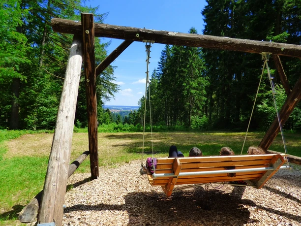 Schaukel mit Blick auf Freudenstadt