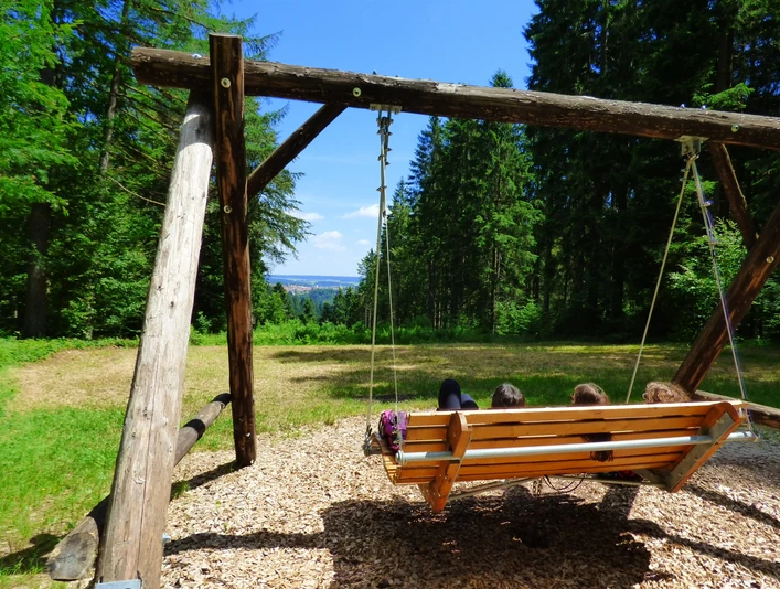 Schaukel mit Blick auf Freudenstadt