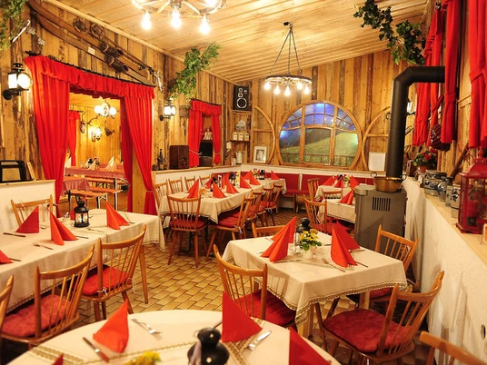 Die Gasträume der Schankhütte