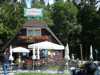 Rasthütte Seibelseckle mit Außenterrasse und Sonnenschirmen