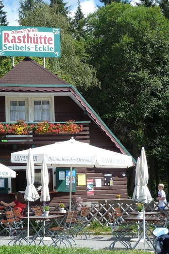 Rasthütte Seibelseckle mit Außenterrasse und Sonnenschirmen