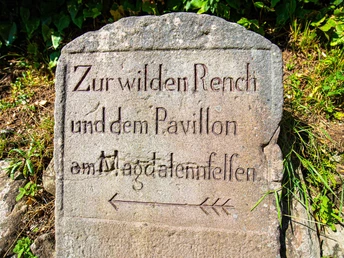 Historischer Wegweiser aus Sandstein