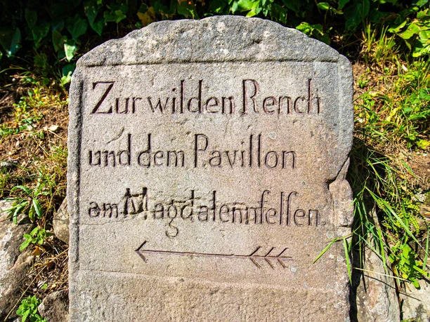 Historischer Wegweiser aus Sandstein