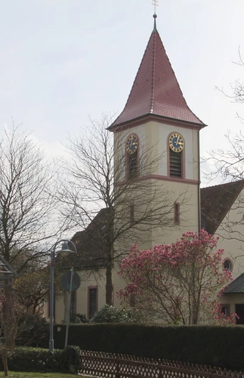 Blick auf Kirche St. Antonius Sasbachried.