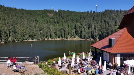 Biergarten am Mummelsee mit Ausblick auf den See und die Hornisgrinde